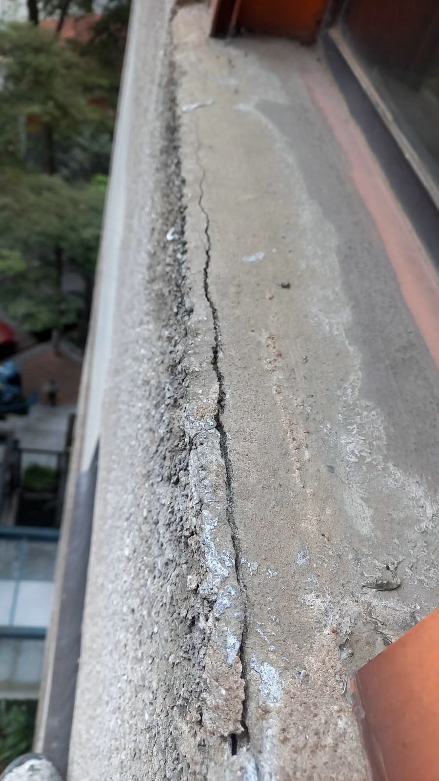 Trinca longitudinal com eflorescência em platibanda de fachada